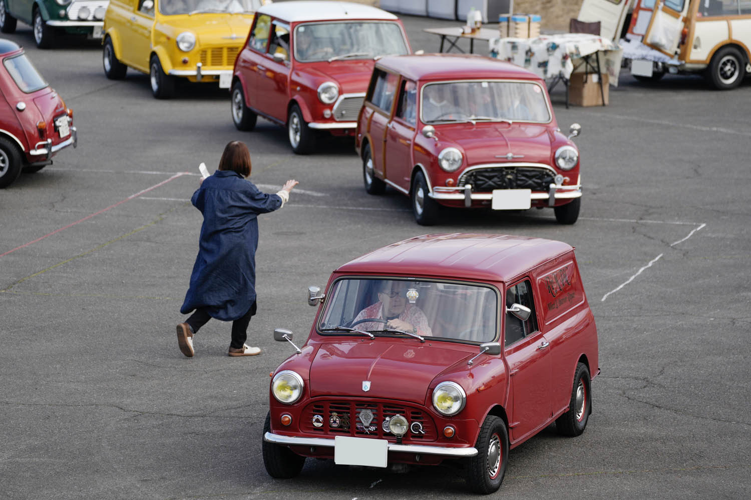 160台のクラシック「ミニ」が筑波サーキットに大集合！ 3月2日「ミニの日」に開催された「ミニ カーブーツ ミーティング」は「フリマ」も楽しい
