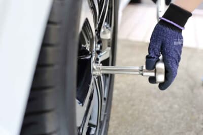 締め付けトルクは乗用車で90〜110Nmというのが定説だ