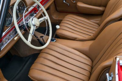 132万5000ドル（邦貨換算約2億670万円）で落札されたメルセデス・ベンツ「300SL ロードスター」（C）Courtesy of RM Sotheby's