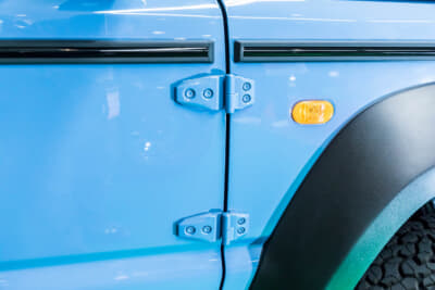 スズキ ジムニーシエラ MUDRON VINTAGE：ドアのヒンジ部分は、ダミーで貼り付けてあるだけ