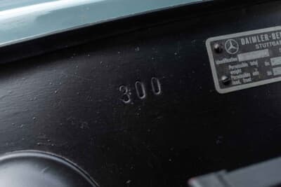 15万6000ドル（邦貨換算約2430万円）で落札されたメルセデス・ベンツ「190SL ロードスター」（C）Bonhams