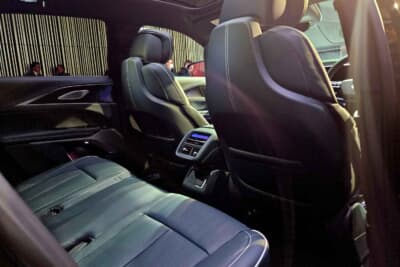 キャデラック リリック：後席用のエアコンや2口のUSB Type-Cポートが用意される