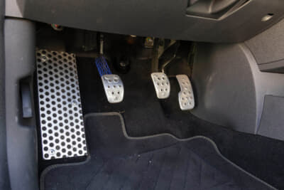 ルノー クリオRS シャシーカップ：走りのホットハッチらしくフットプレートは大きめ