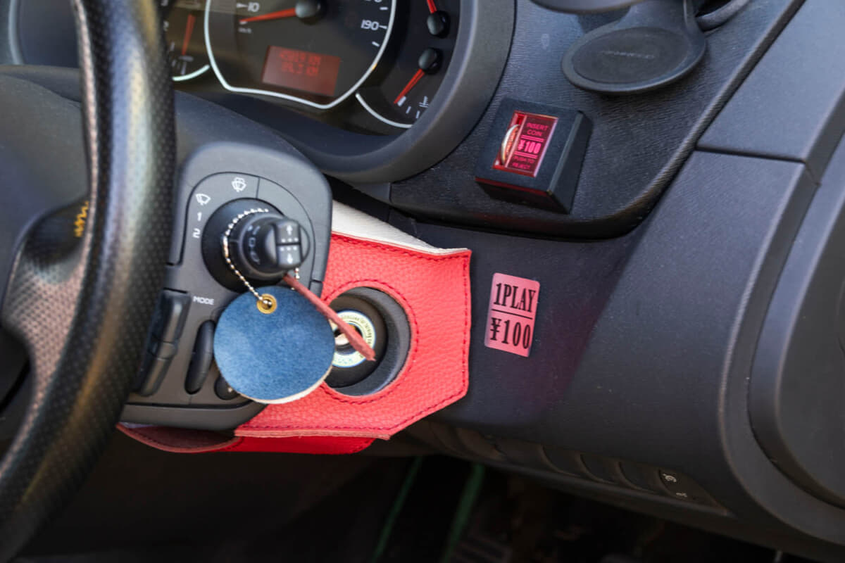 ルノー カングー クルール：ゲームセンターのような「1プレイ100円」の演出も楽しげだ