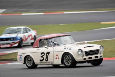 ダットサン フェアレディ2000：ローウインドウと呼ばれるウインドシールドの天地方向が短い初期型のフェアレディ2000だ