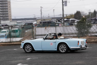 まずはオートテストに挑む相川さん&松澤さん組の1965年製トライアンフ TR4Aがスタート