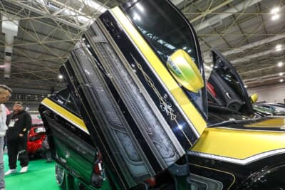 クライスラー 300C SRT8：4枚のシザースドアは、ヴォヤージュのカスタムへの挑戦を意味している