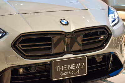 BMW M235 xDrive グランクーペ:BMW特有のキドニー・グリルに斬新な斜めのデザインを取り入れている