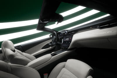 マセラティ グランカブリオ:インテリアは氷をイメージしたアイスカラーのパンチング加工されたフルグレインレザーを使用