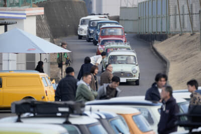 朝8時の会場とともに各地から集まったクラシック・ミニが入場。一番不安だったという朝の入場も、有志スタッフの誘導もあり混乱なく定員台数となる160台を収容。それからも集まった車両は別パーキングへ誘導