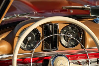 132万5000ドル（邦貨換算約2億670万円）で落札されたメルセデス・ベンツ「300SL ロードスター」（C）Courtesy of RM Sotheby's
