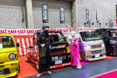 大阪オートメッセ2025のはろーすぺしゃる出展ブース：特攻服や着ぐるみを着たスタッフがお立ち台で踊るのも定番で人気となっている