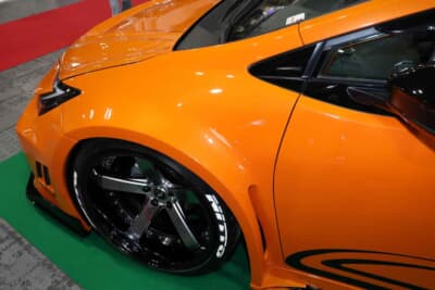 トヨタ プリウス:車体フォルムを崩さず、流れるようなデザインのオーバーフェンダーを装着。すべて新たに作り出した鉄板によって表現する