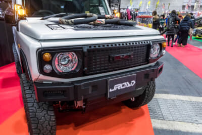 J-ROADのスズキ ジムニー:フロントグリルはクラシック「ディフェンダー」を彷彿させるスクエアなスリットを持つ