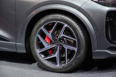 アウディ SQ6 e-tron：255/45R21