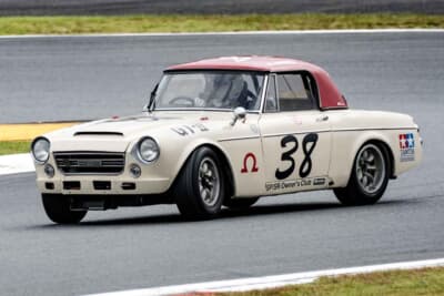 ダットサン フェアレディ2000：タイヤはダンロップのバイアスレーシング CR65