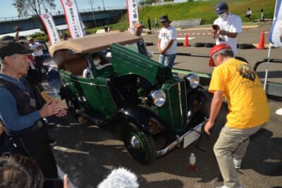 ダットサン フェートン：クランク棒を使用し、エンジン始動をする