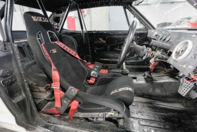 日産スカイライン2000GT：街乗りはしないので、インテリアもレーシーな雰囲気となっている