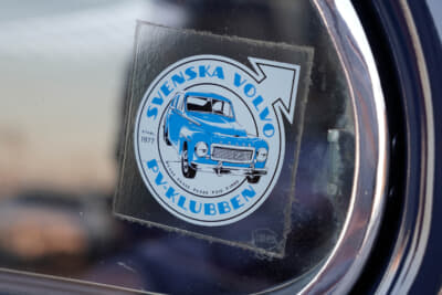1959年製 ボルボ PV544：リアウインドウに貼られているのは本国スウェーデンのPVクラブのステッカー。メンバーである呉さんは情報交換のみならず、日本でのPV544やアマゾンのミーティング情報などを積極的に発信しているそうだ