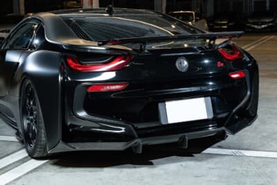 リアウイングを装着するBMW i8