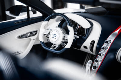 ブガッティ W16ミストラル：レザーとカーボンをふんだんに使用したインテリア