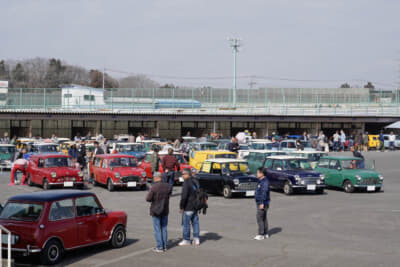 この日は最高気温21度を記録した筑波サーキット。多くのクラシック・ミニの愛好家が「ミニ カーブーツ ミーティング」を楽しんだ