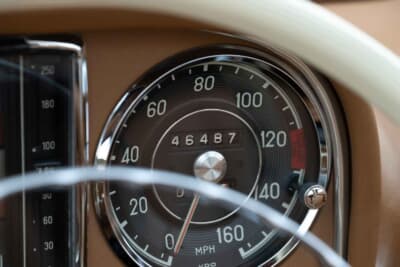 132万5000ドル（邦貨換算約2億670万円）で落札されたメルセデス・ベンツ「300SL ロードスター」（C）Courtesy of RM Sotheby's