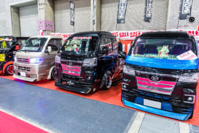 大阪オートメッセ2025のはろーすぺしゃる出展ブース：ド派手なカスタム軽トラがズラリと並ぶ