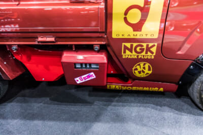 K-BREAKのダイハツ ハイゼットジャンボ 後期型：ベッド下のフレームをカバーするサイドフレームプロテクターとキャビン下部をカバーするサイドアンダーカウルを装着