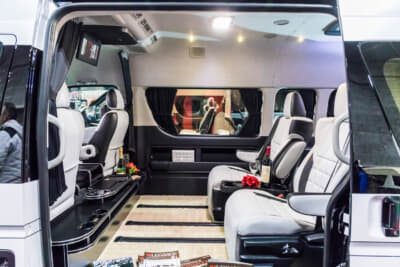 レガンス ハイエース ファインテックツアラー コンプリートカー：リラックスキャプテンシートにはワッフルシートカバーを装着
