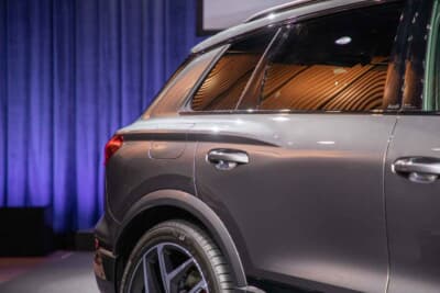 アウディ SQ6 e-tron：リアには高いショルダーラインが引かれているが、これは往年のクワトロにも取り入れられたブリスターフェンダーを意識している