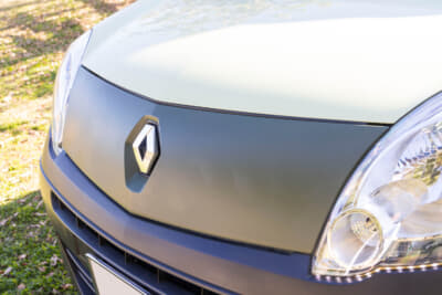 ルノー カングー クルール：フロントフェイスにカッティングシートを貼ってワンポイントアクセントに