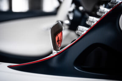 ブガッティ W16ミストラル：レンブラント・ブガッティが作成した象徴的な作品「踊る象」がギアレバー内に埋め込まれている