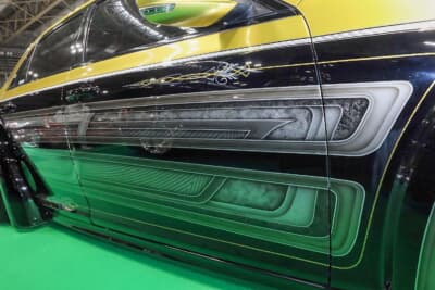 クライスラー 300C SRT8：一部にパールや大小さまざまなフレークを織り交ぜることで、よりボディ全体が輝くようにも工夫している