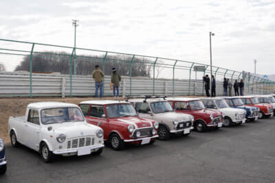 この日は最高気温21度を記録した筑波サーキット。多くのクラシック・ミニの愛好家が「ミニ カーブーツ ミーティング」を楽しんだ