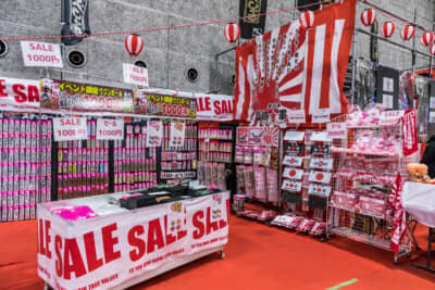 大阪オートメッセ2025のはろーすぺしゃる出展ブース：ステッカーをはじめとしたグッズ類も大人気