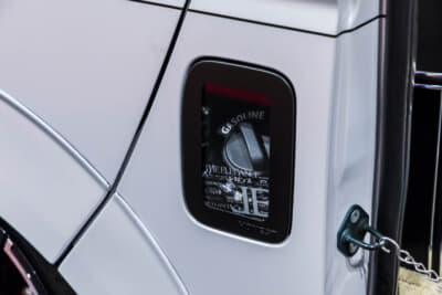 レガンス ハイエース ファインテックツアラー コンプリートカー：給油口はクリア仕様で演出