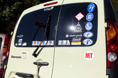 ルノー カングー クルール：リアには参加したイベントなどのステッカーがにぎやかに貼られている