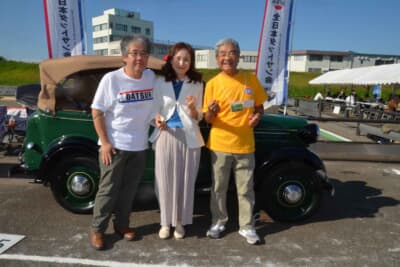 全日本ダットサン会 会長の佐々木徳治郎氏（右）