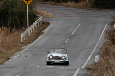 カントリーロードを行く相川さん&松澤さん組の1965年製トライアンフ TR4A