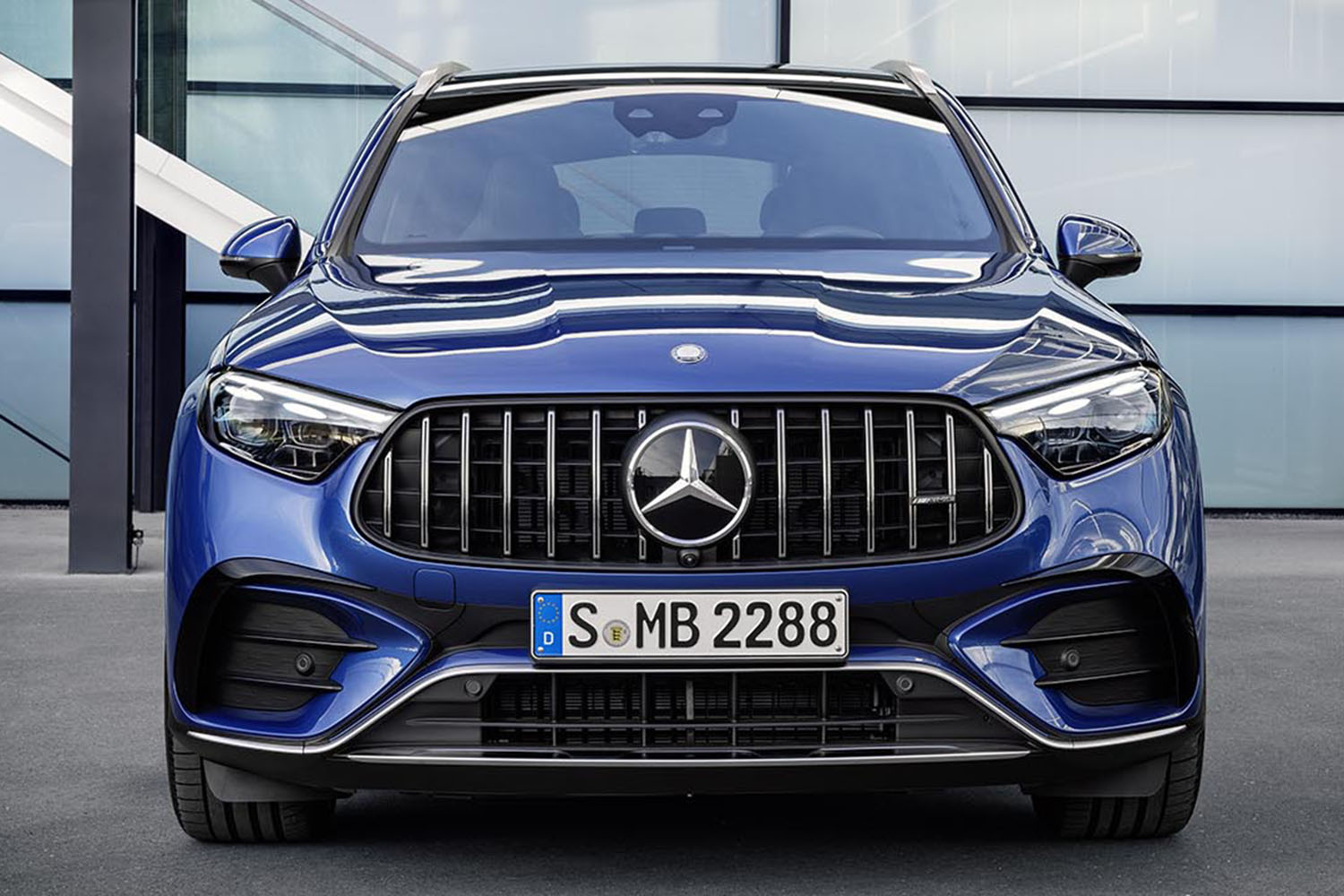 メルセデス新型「GLC」のAMG版トップモデルは680馬力！ F1由来の手組み