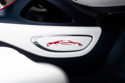 ブガッティ W16ミストラル：アクセントにイタリアン・レッドが採用された
