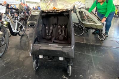 最近のオシャレなタイプではなく、元祖ドイツの牽引タイプの子どもや荷物を運べるもの。雨の日も安心ですね