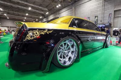 クライスラー 300C SRT8：エアブラシとゴールドリーフによる装飾ペイントがさりげなく施されている