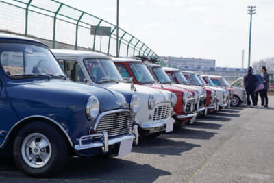 この日は最高気温21度を記録した筑波サーキット。多くのクラシック・ミニの愛好家が「ミニ カーブーツ ミーティング」を楽しんだ