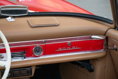 132万5000ドル（邦貨換算約2億670万円）で落札されたメルセデス・ベンツ「300SL ロードスター」（C）Courtesy of RM Sotheby's