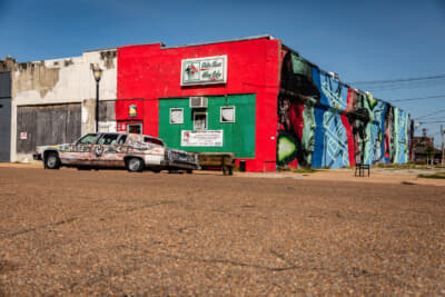 ローライダーが目印のデルタブルース・アレイ・カフェ