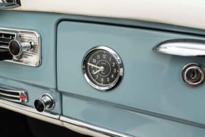 15万6000ドル（邦貨換算約2430万円）で落札されたメルセデス・ベンツ「190SL ロードスター」（C）Bonhams