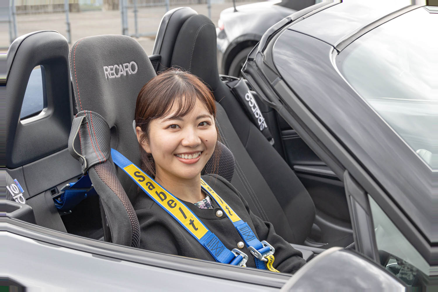 彼女のマツダ「ロードスター 990S」はサーキット練習マシン！ 免許を限定解除して軽量なMTスポーツを満喫…目標はロードスターカップ参戦です