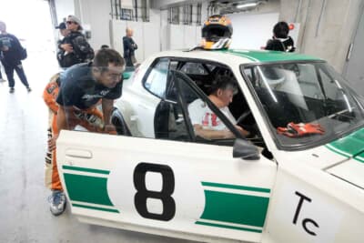 日産スカイライン2000GT：ハコスカ専門店VICTORY50代表、内田幸輝さんも仕上がり具合をチェック